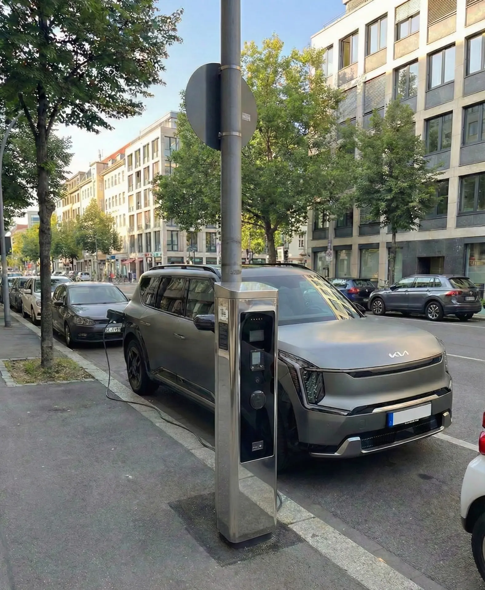 Kia EV9 charging from a Popper Power pole-mounted energy hub